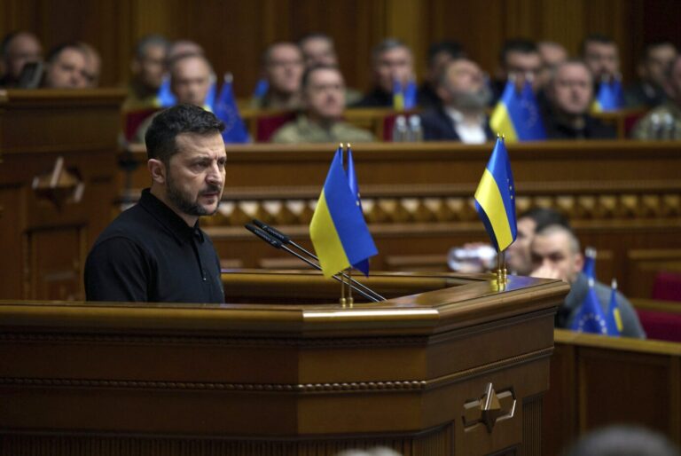 Präsident Selenkskyj spricht vor dem ukrainischen Parlament, das ihm das Leben schwer macht. Foto: picture alliance / AP | Press Service Of The President Of Ukraine