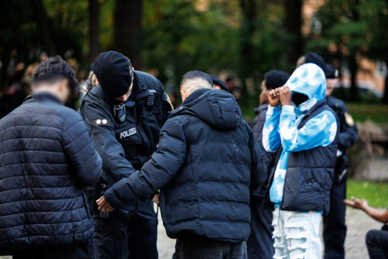 Ein Polizist tastet am 22.10.2024 bei einer Schwerpunktkontrolle im alten botanischen Garten in München (Bayern) eine Person ab die offensichtlich Ausländer ist, die sich in dem Park aufgehalten hat. Nach dem Tod eines Mannes wurde die Polizeipräsenz im alten botanischen Garten verstärkt.