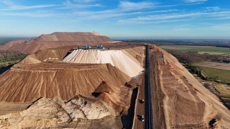 Blick auf eine Kalihalde der «Kaliwerk Zielitz K+S Minerals and Agriculture Gesellschaft» . Der Dünger- und Salzkonzern K+S in Zielitz betreibt dort eine der weltweit größten Förderstätten, nördlich von Magdeburg.