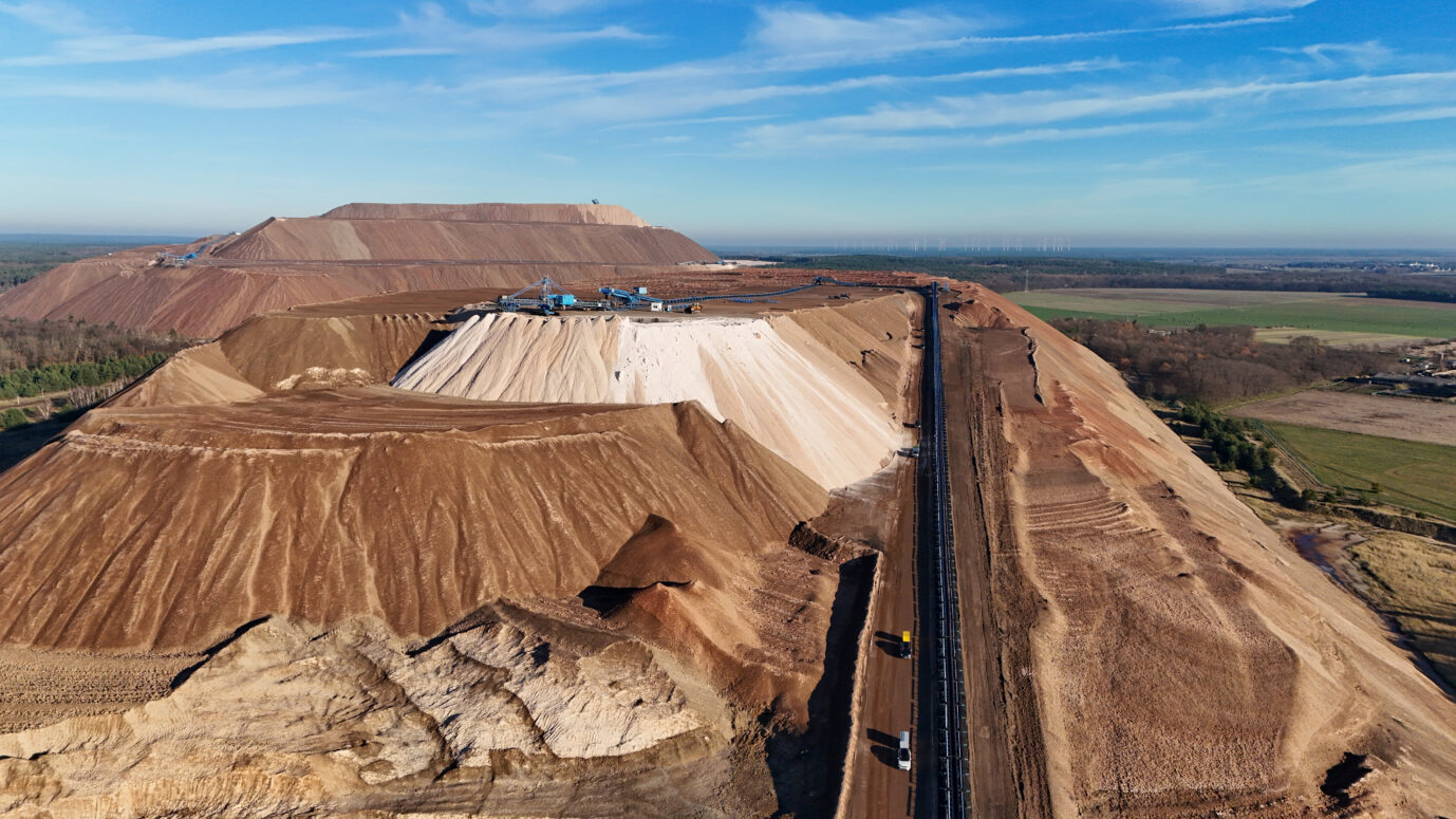 Blick auf eine Kalihalde der «Kaliwerk Zielitz K+S Minerals and Agriculture Gesellschaft» . Der Dünger- und Salzkonzern K+S in Zielitz betreibt dort eine der weltweit größten Förderstätten, nördlich von Magdeburg.