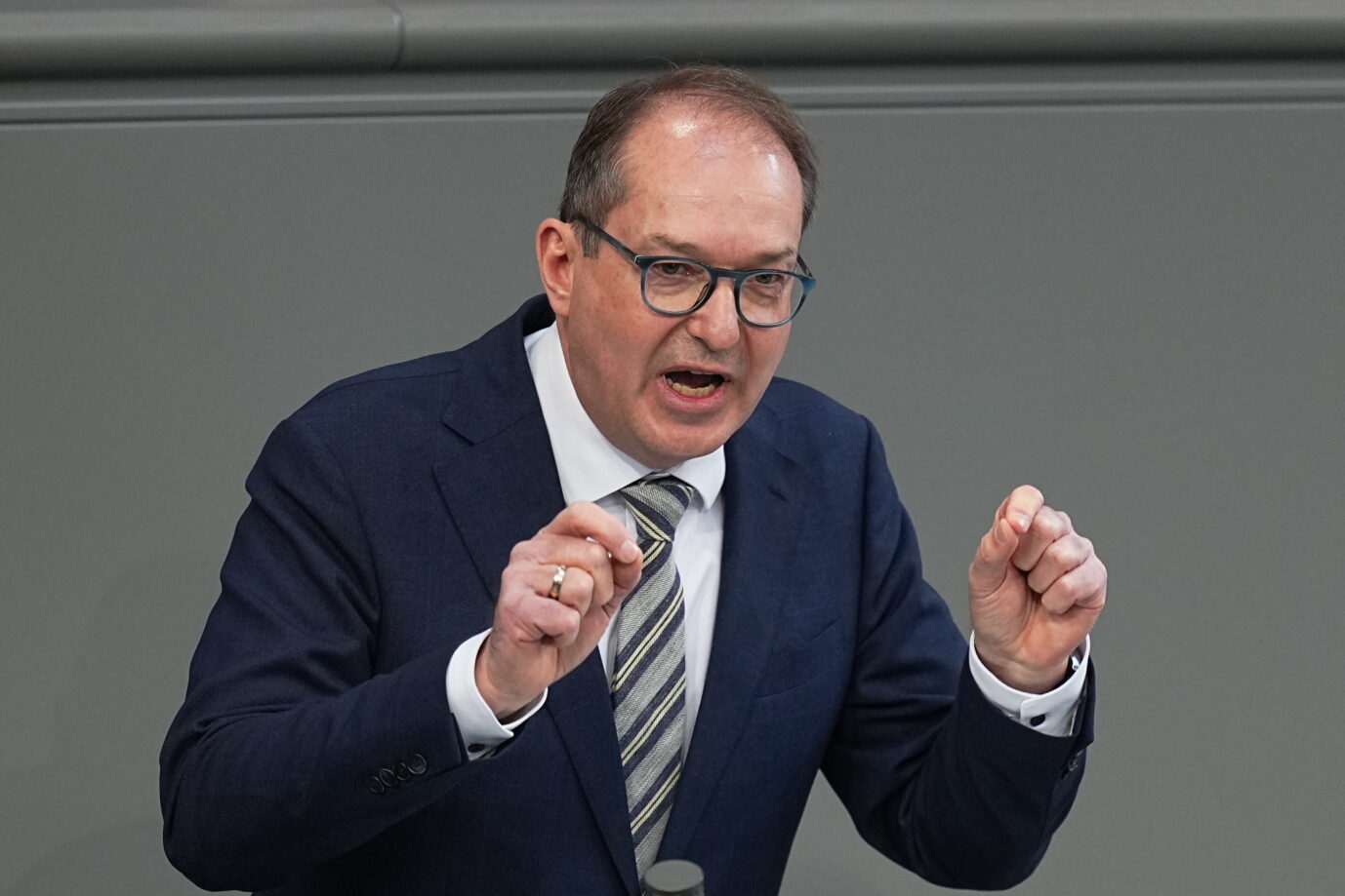Will er nun doch dem SPD-Wunsch nach einer Anhebung des Spitzensteuersatzes zustimmen? Alexander Dobrindt, Bundesinnenminister (CSU). Foto: picture alliance/dpa | Michael Kappeler