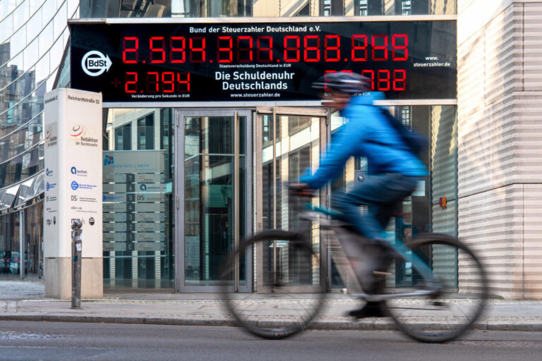 Die Schuldenuhr des Bunds der Steuerzahler Deutschland e.V. in Berlin.