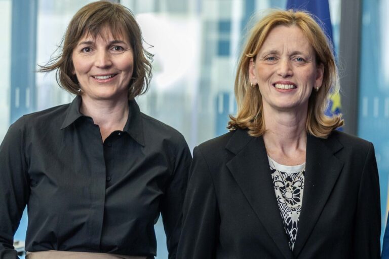 Gemeinsam für die „Sozialistische Jugend Deutschlands – Die Falken“: Bildungsministerin Karien Prien (rechts) mit ihrer Staatssekretärin Mareike Lotte Wulf (beide CDU).