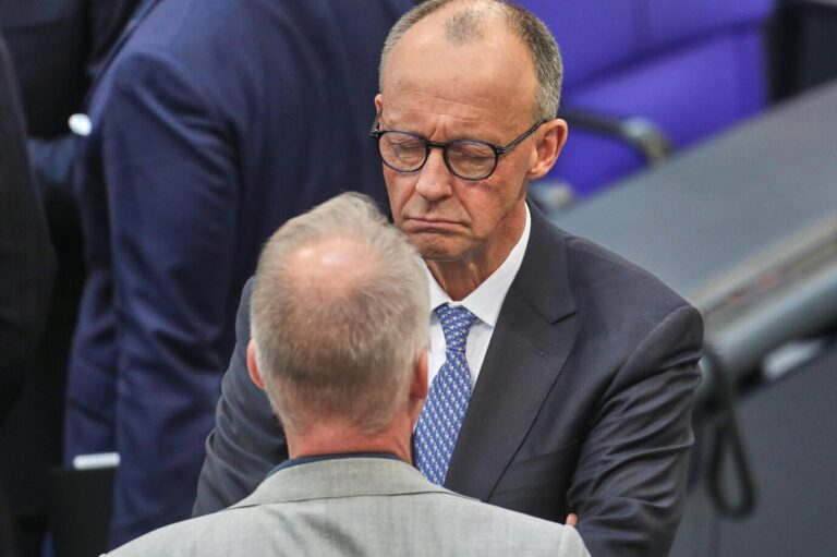 „So kann man kein Kanzleramt führen“: SPD-Fraktionschef Matthias Miersch (von hinten) attackiert Friedrich Merz (CDU).