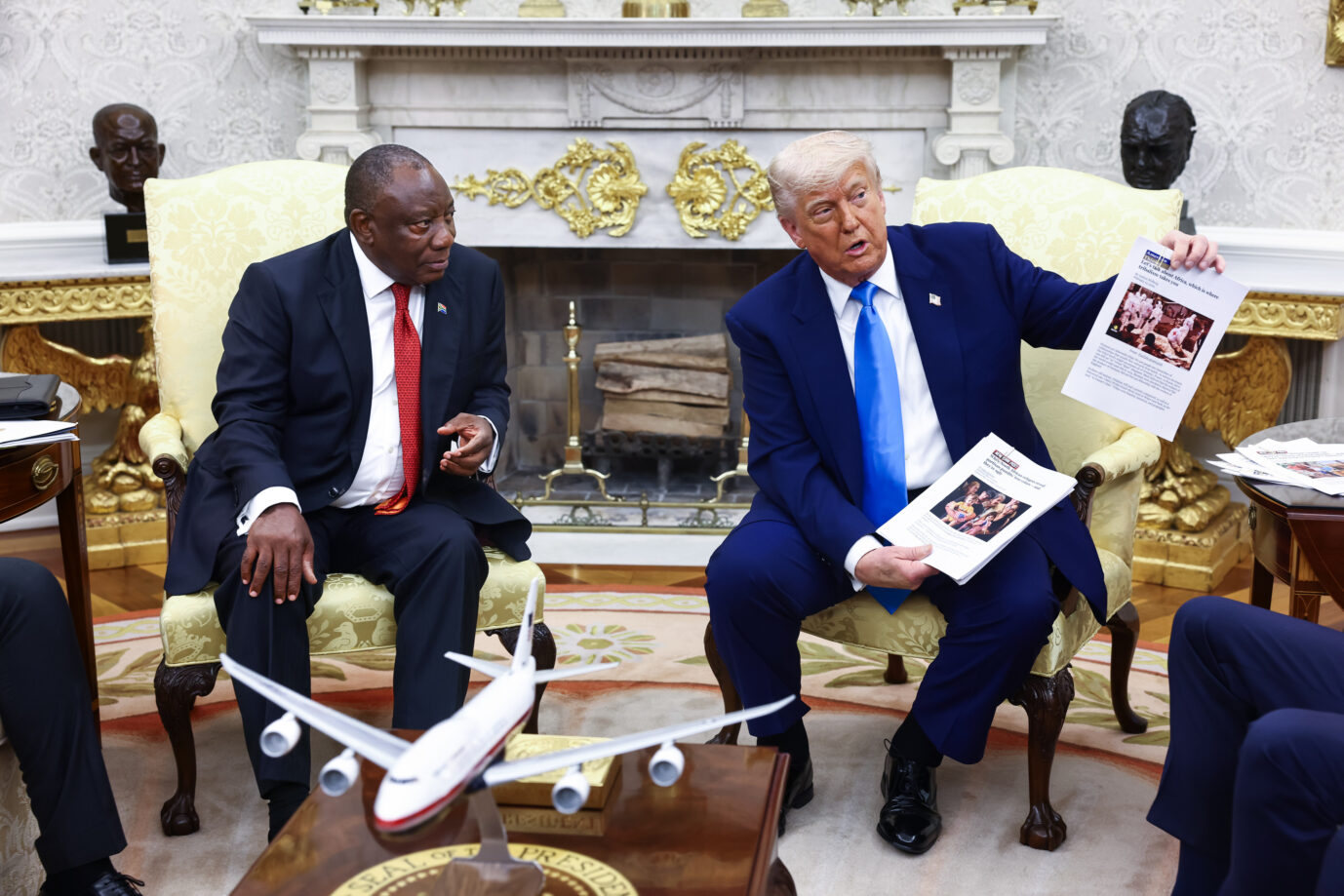 Buren flüchten in die USA: US-Präsident Donald Trump (r.) konfrontiert seinen südafrikanischen Amtskollegen Cyril Ramaphosa mit Verbrechen gegen Weiße in Südafrika (Archivbild).