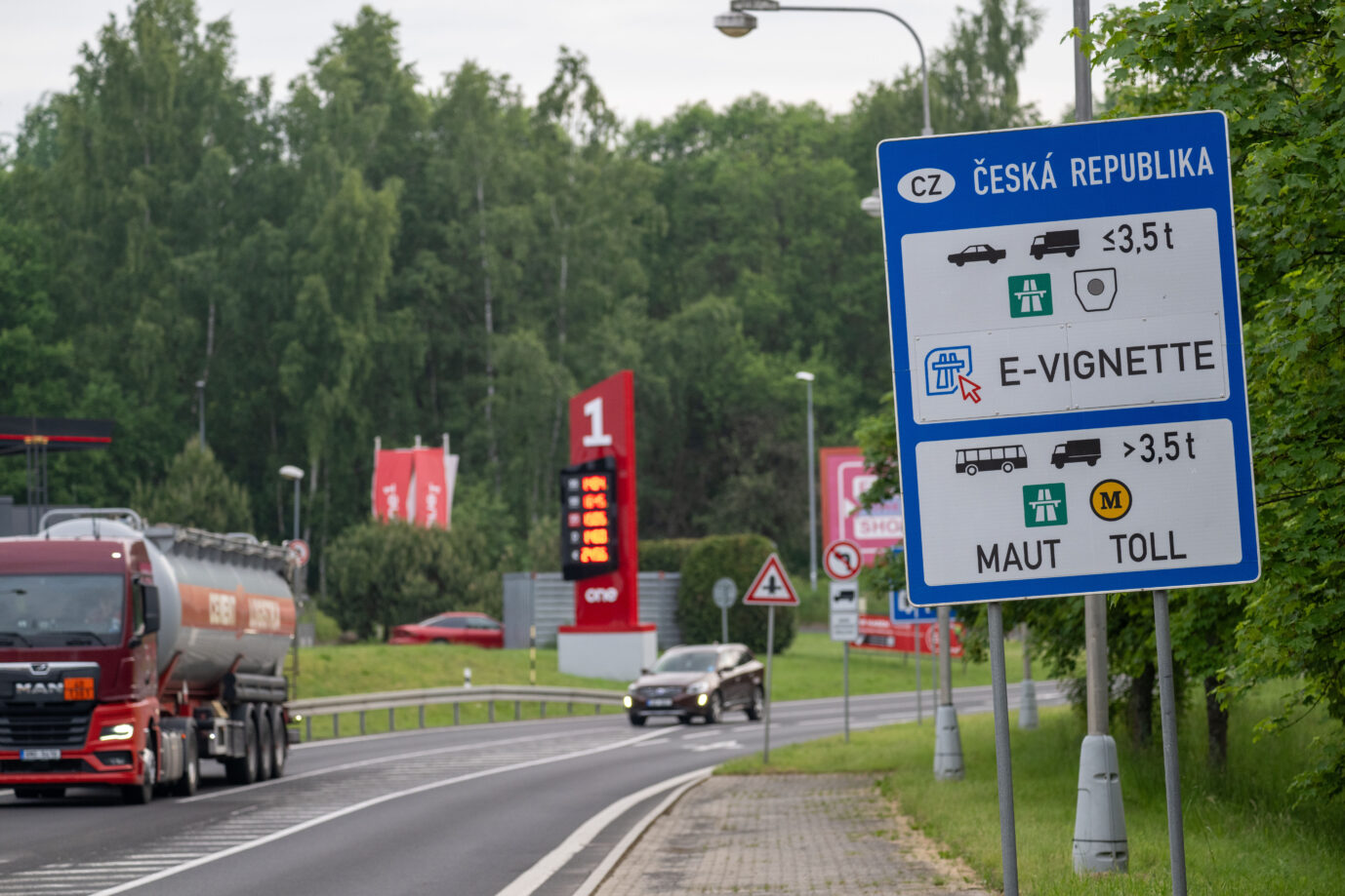 Tankstelle hinter der Grenze zu Tschechien: Prag geht besser mit der Spritpreiskrise um.
