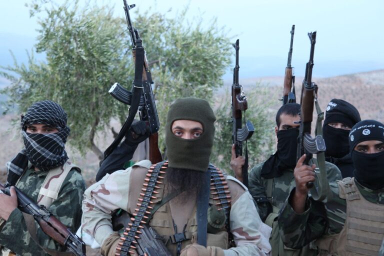 Kämpfer des Islamischen Staats in Syrien: Von der Terrororganisation holte sich der angeklagte Syrer Informationen über seinen geplanten Selbstmordanschlag.