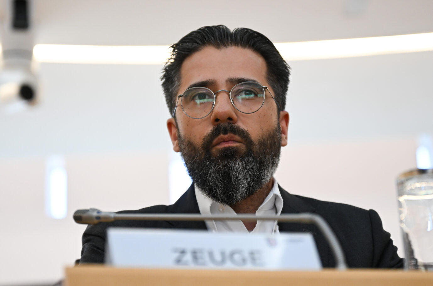 Umut Sönmez (SPD), Staatssekretär im hessischen Wirtschaftsministerium, hat im Untersuchungsausschuss des Hessischen Landtags zu seiner Befragung als Zeuge Platz genommen. Der Untersuchungsausschuss befasst sich mit der umstrittenen Entlassung einer Staatssekretärin des Wirtschaftsministeriums.
