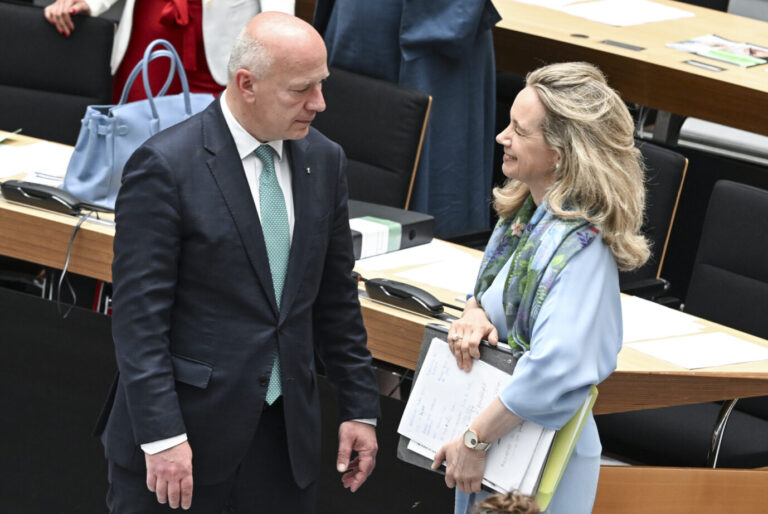 Berlins Regierender Bürgermeister Kai Wegner (CDU) im Abgeordnetenhaus mit seiner nun vor dem Rücktritt stehenden Kultursenatorin Sarah Wedl-Wilson.