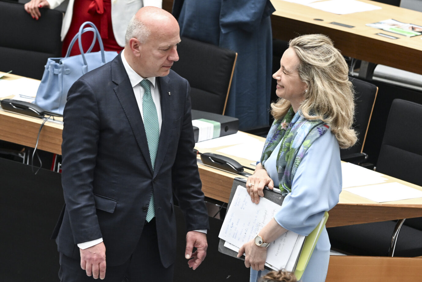 Berlins Regierender Bürgermeister Kai Wegner (CDU) im Abgeordnetenhaus mit seiner nun vor dem Rücktritt stehenden Kultursenatorin Sarah Wedl-Wilson.