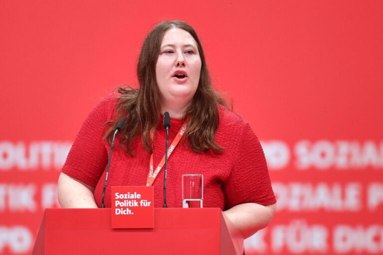 Berlin, Deutschland: CityCube: 42. SPD-Bundesparteitag: Svenja Diedrich, SPD. Die Jusos wollen die Verantwortungsgemeinschaft einführen.