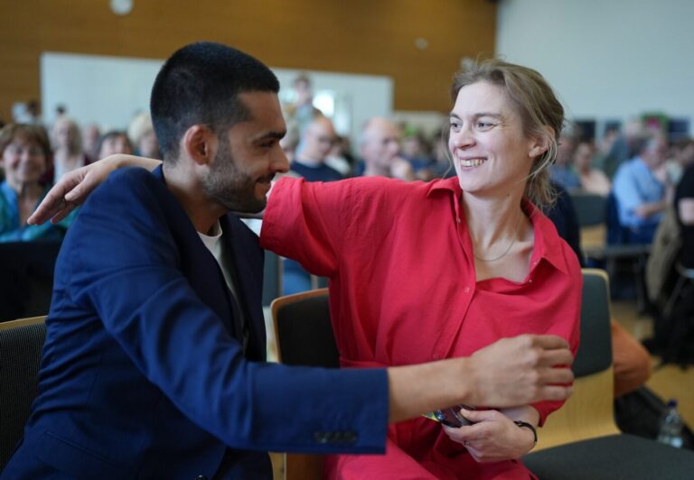 Stehe im Zentrum der Causa: Selina Storm (r), neue Landesvorsitzende von Bündnis 90/Die Grünen Hamburg, und Leon Alam (l), Landesvorsitzender von Bündnis 90/Die Grünen Hamburg. Foto: Im Zentrum stehen die Landesvorsitzenden Selina Storm und Leon Alam