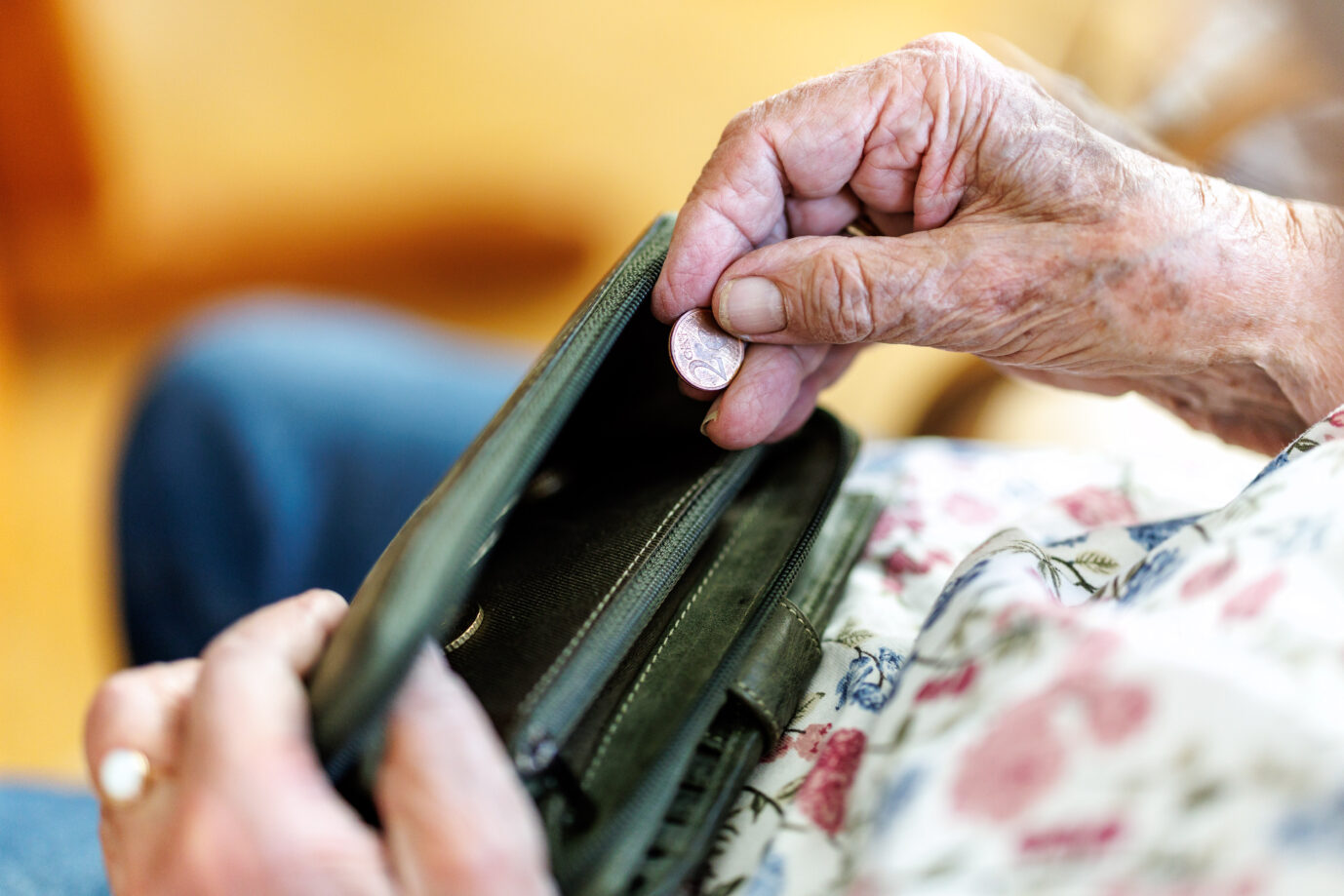 Altersarmut: Eine deutsche, ältere Dame zählt Cent-Stücke.