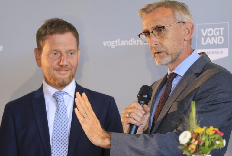 Im öffentlichen Dienst Sachsens soll es keinen Platz mehr für Mitglieder der größten Oppositionspartei AfD geben: Sachsen Ministerpräsident Michael Kretschmer (links) und sein Innenminister Armin Schuster (beide CDU).