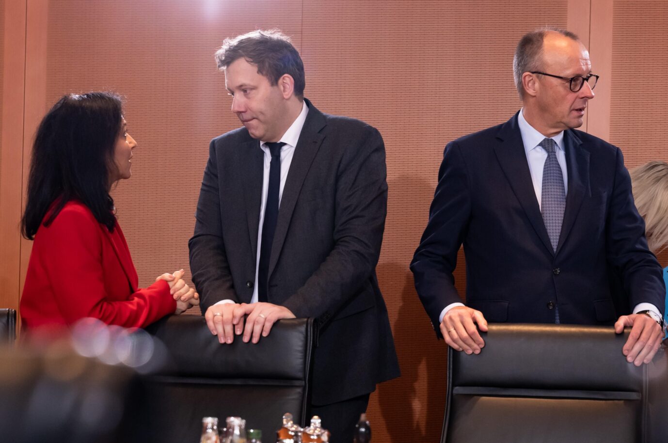 Zwei streiten, einer guckt weg: Wirtschaftsministerin Katherina Reiche (links) mit Vizekanzler Lars Klingbeil. Rechts Bundeskanzler Friedrich Merz.