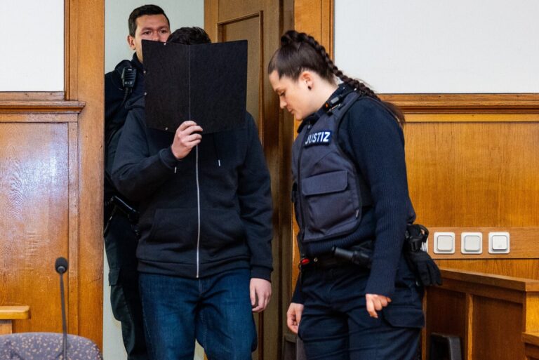 Der wegen Polizistenmordes angeklagte Ahmet G. betritt den Gerichtssaal. Den Freispruch muss nun der Bundesgerichtshof überprüfen.