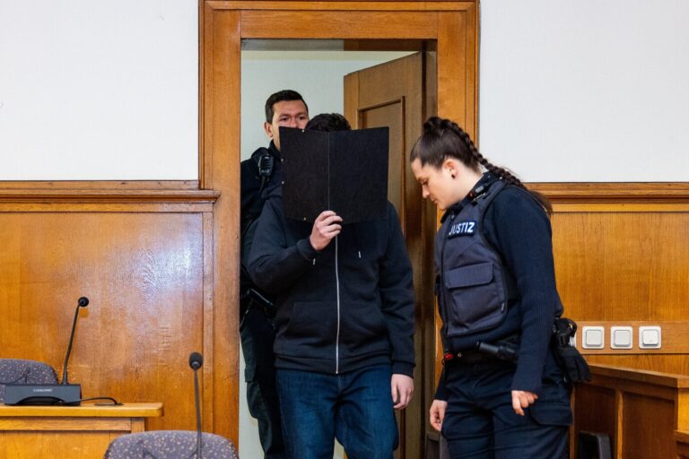 Ahmet G. betritt den Verhandlungssaal des Landgerichts Saarbrücken: Der Polizistenmörder muss nicht ins Gefängnis. (Themenbild)
