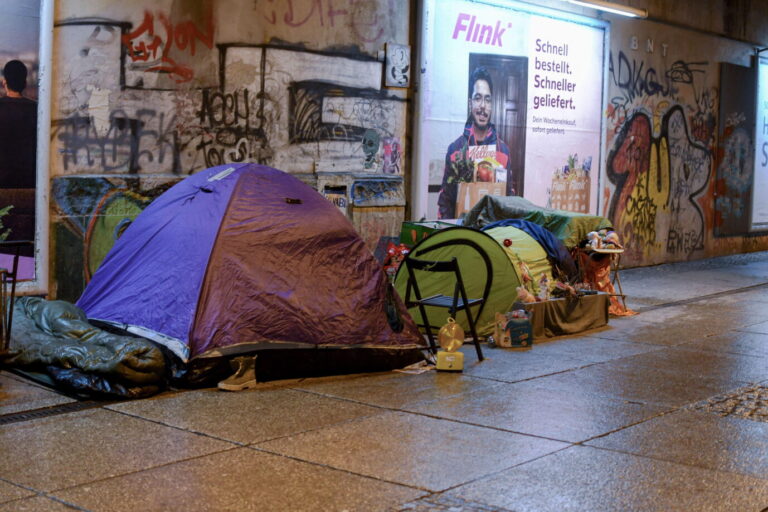 Zelte von Obdachlosen bei eisigen Temperaturen am U-Bahnhof Alexanderplatz in Berlin. Die Zahl, der Wohnungslosen in Berlin ist alarmierend hoch. Die Zelte b oeten nur wenig Schutz gegen die beissende Kaelte. Foto: Winfried Rothermel