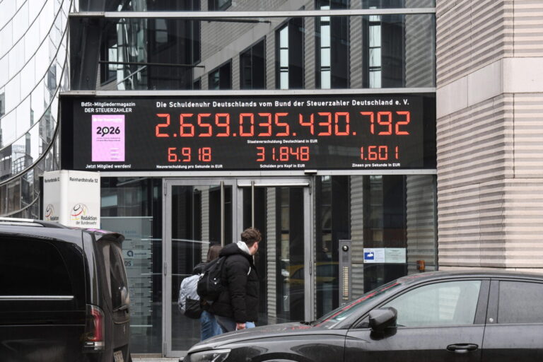 Die Schuldenuhr des Bundes der Steuerzahler in Berlin-Mitte: Seit Wochen veraltet. (Themenbild)