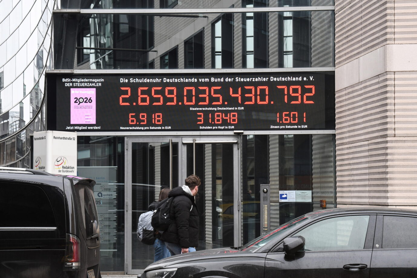 Die Schuldenuhr des Bundes der Steuerzahler in Berlin-Mitte: Seit Wochen veraltet. (Themenbild)