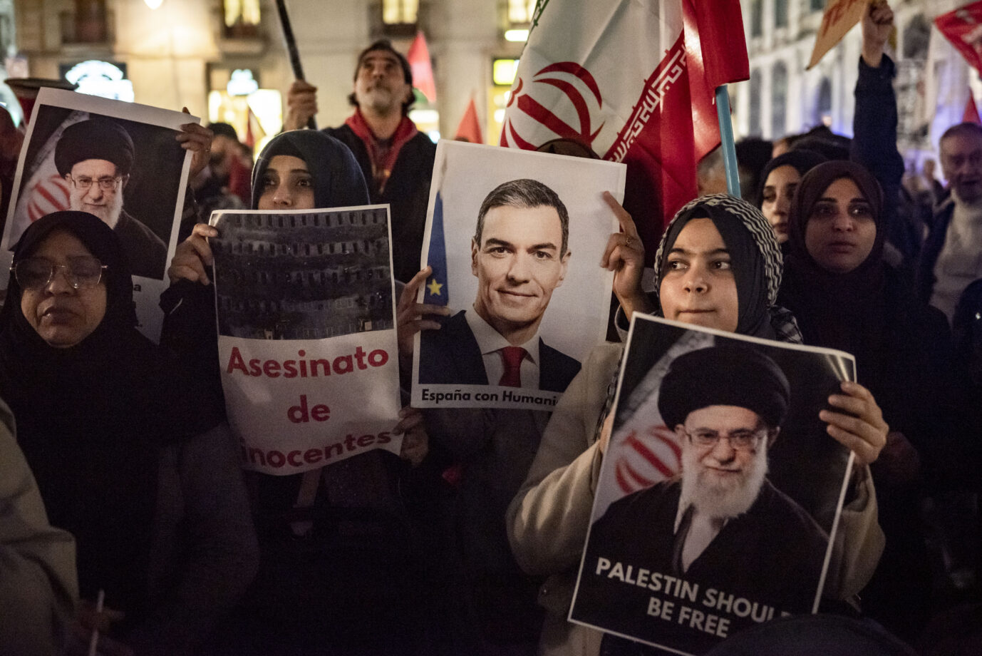 Pro-Iran-Demonstranten zeigen auch das Bild von Spaniens Regierungschef Pedro Sánchez (Mitte) während einer Demonstration in Barcelona.