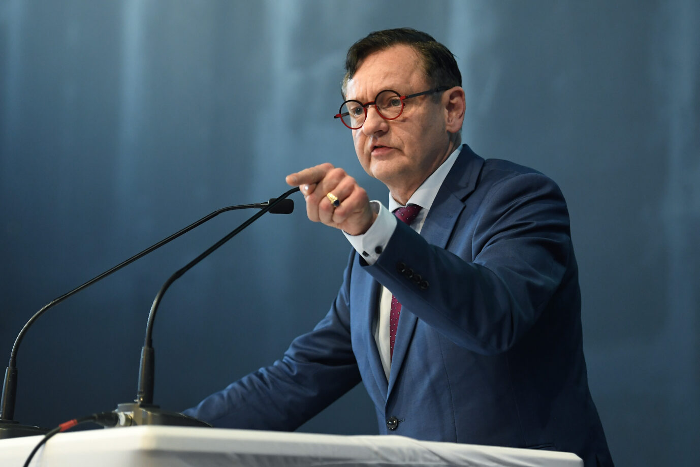 Der finanzpolitische Sprecher der AfD-Bundestagsfraktion, Kay Gottschalk gestikuliert mit seiner Hand, so als würde er seine Begeisterung für Wärmepumpen beschwören wollen