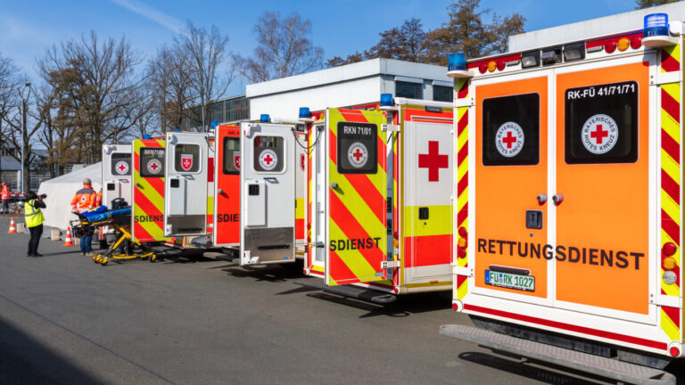 Ankunft eines Patienten an der Triage-Station des Klinikums Nuernberg, die fuer die ICAO-Grossschadensuebung in einem Behandlungszelt dargestellt wurde. Medizinisches Personal uebernimmt die Sichtung und weitere Versorgung im Rahmen eines MANV-Szenarios am Flughafen Nuernberg. ICAO Volluebung - Notfalluebung am Airport Nuernberg, Nuernberg, 28.02.2026 Foto:Eibner/Ardan Fuessmann. Die Gesundheitsausgaben steigen.