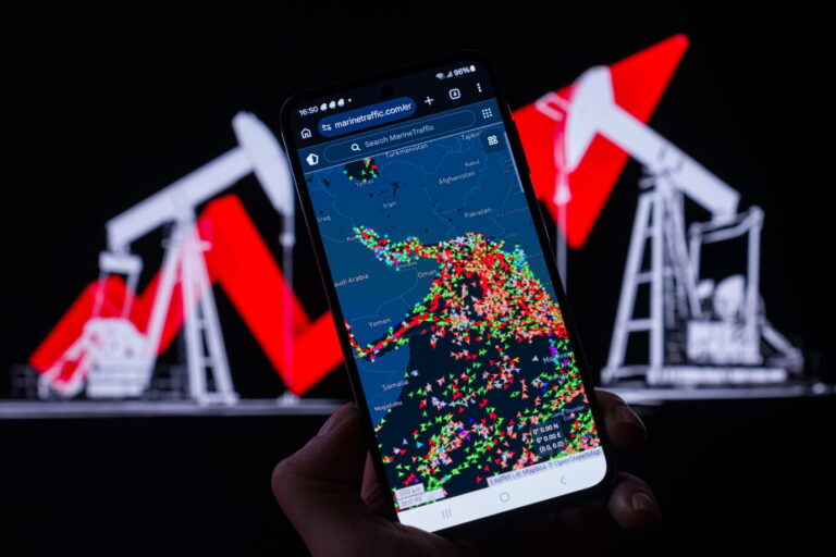 Schifffahrtskarte und Öl-Förderanlagen (Symbolbild): Der Iran fordert Schutzgeld. Foto: picture alliance / Sipa USA | Jonathan Raa