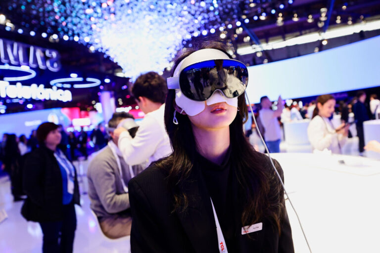 Eine Besucherin des Mobile World Congress in Barcelona testet das neue Samsung Galaxy XR mixed reality headset.