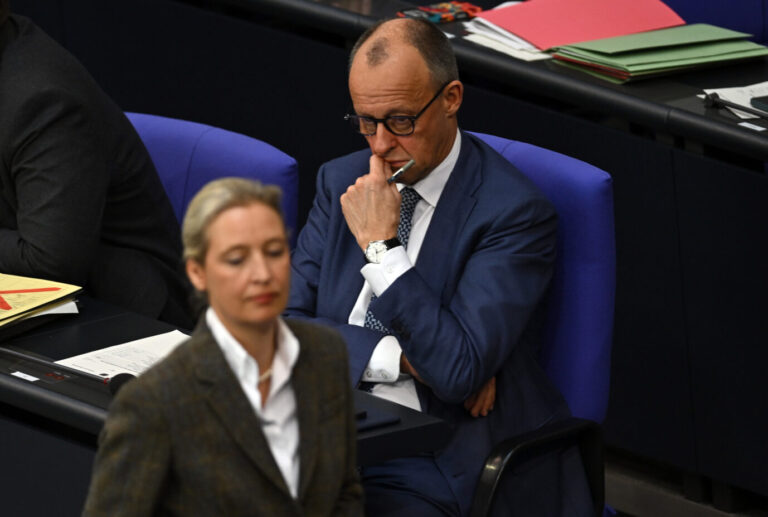 Alice Weidel (AfD), Bundesvorsitzende und Fraktionsvorsitzende, geht im Plenum des Deutschen Bundestages an Bundeskanzler Friedrich Merz (CDU) vorbei. Brandmauer vom Tisch?