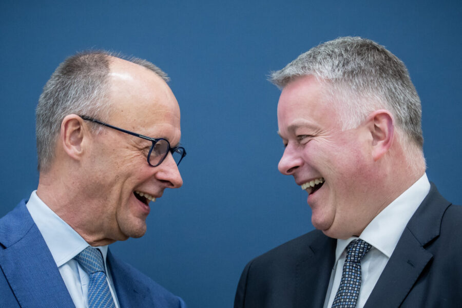 Gordon Schnieder, Spitzenkandidat der CDU bei den Landtagswahlen in Rheinland-Pfalz lacht neben Bundeskanzler Friedrich Merz (CDU, l.), vor der Sitzung des CDU Bundesvorstands in der Parteizentrale, dem Konrad-Adenauer Haus. Das Kartell der Schambefreiten.