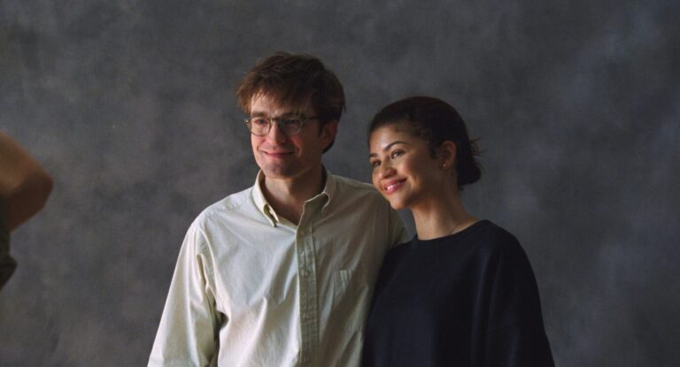 Links steht Robert Pattinson, daneben Zendaya Coleman, Szene aus dem Kinofilm "Drama"