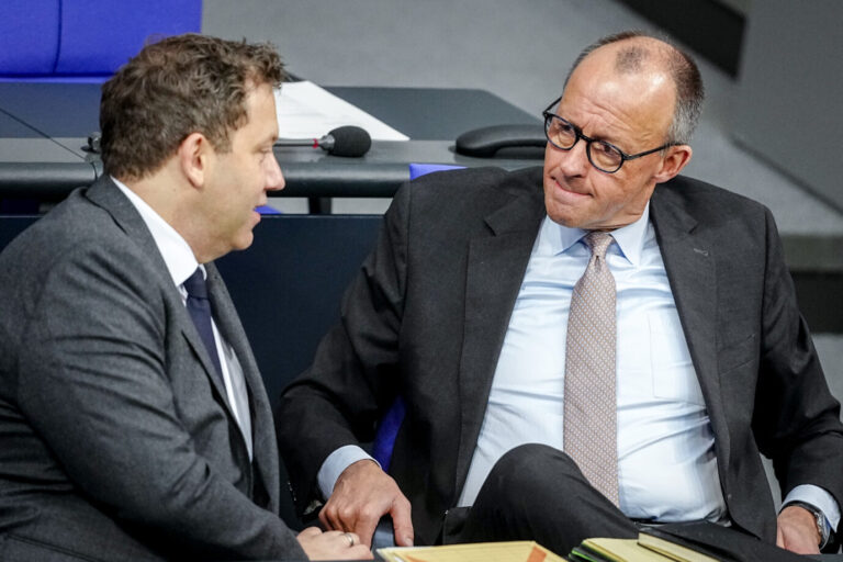 Schulden, Haushaltslöcher, kein Sparwille: Finanzminister Lars Klingbeil (links, SPD) und Bundeskanzler Friedrich Merz (CDU) liefern mit dem Haushaltsentwurf ein Dokument des Versagens ab.