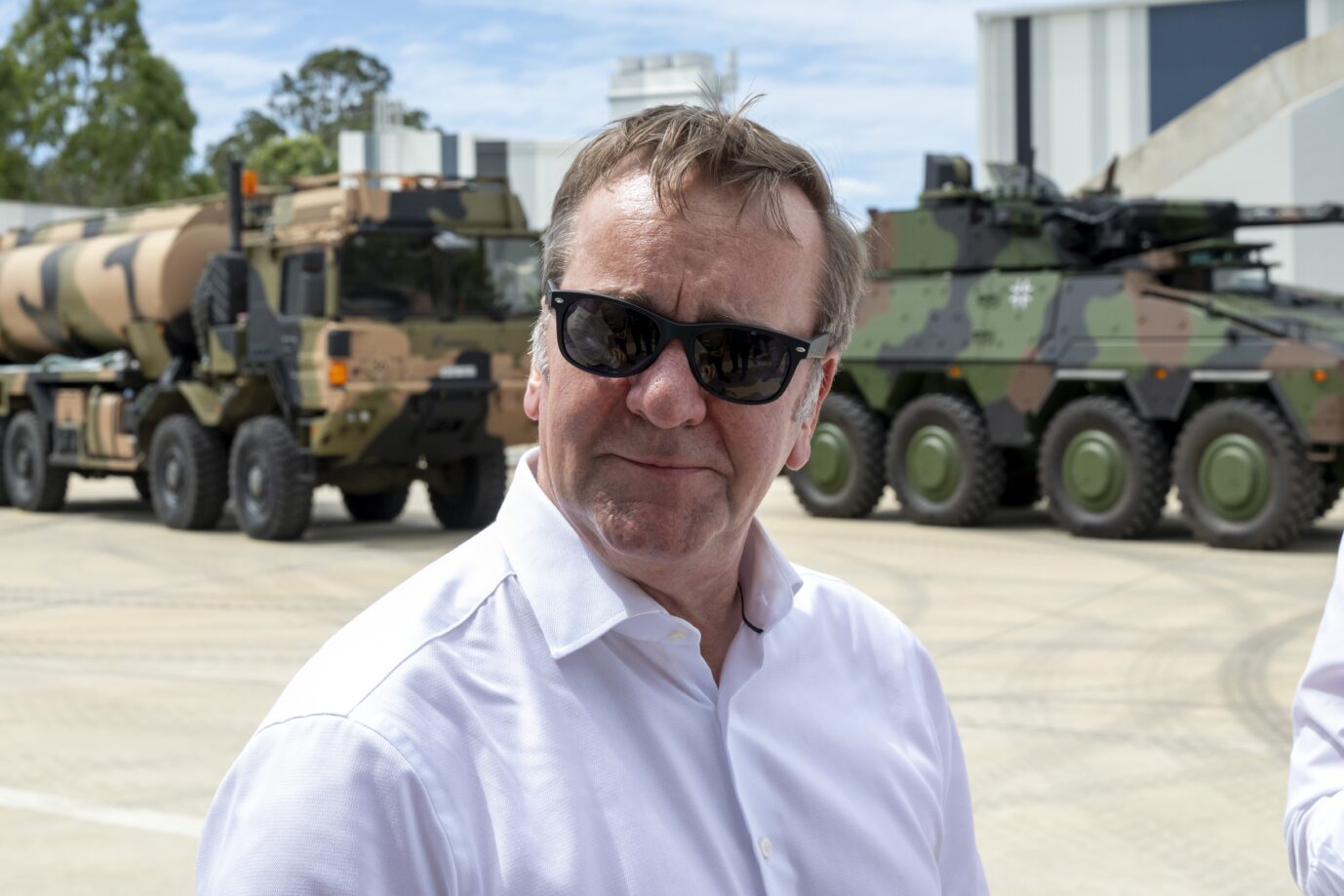 Verteidigungsminister Boris Pistorius (SPD)auf einer Teststrecke bei Rheinmetall: Ob er Aktien des Konzerns besitzt, muss er auch künftig nicht anzeigen. (Themenbild)