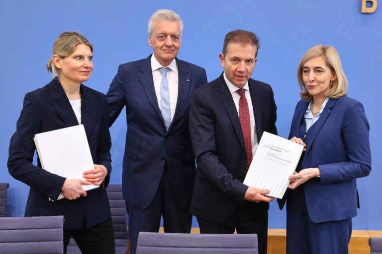 Gesundheitsministerin Nina Warken (CDU, rechts) mit den Mitgliedern der „Finanzkommission Gesundheit“: Mit den geplanten Familienversicherung-Reformen sollen mehr als vier Milliarden Euro eingespart werden. (Themenbild)