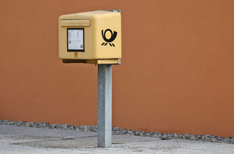 29.03.2026, Wirtschaft v.l. Beispiel, Beispielfoto, Symbolbild, Briefkasten, Deutsche Post, Briefe, Briefversand, Briefsammlungen, Postsendung