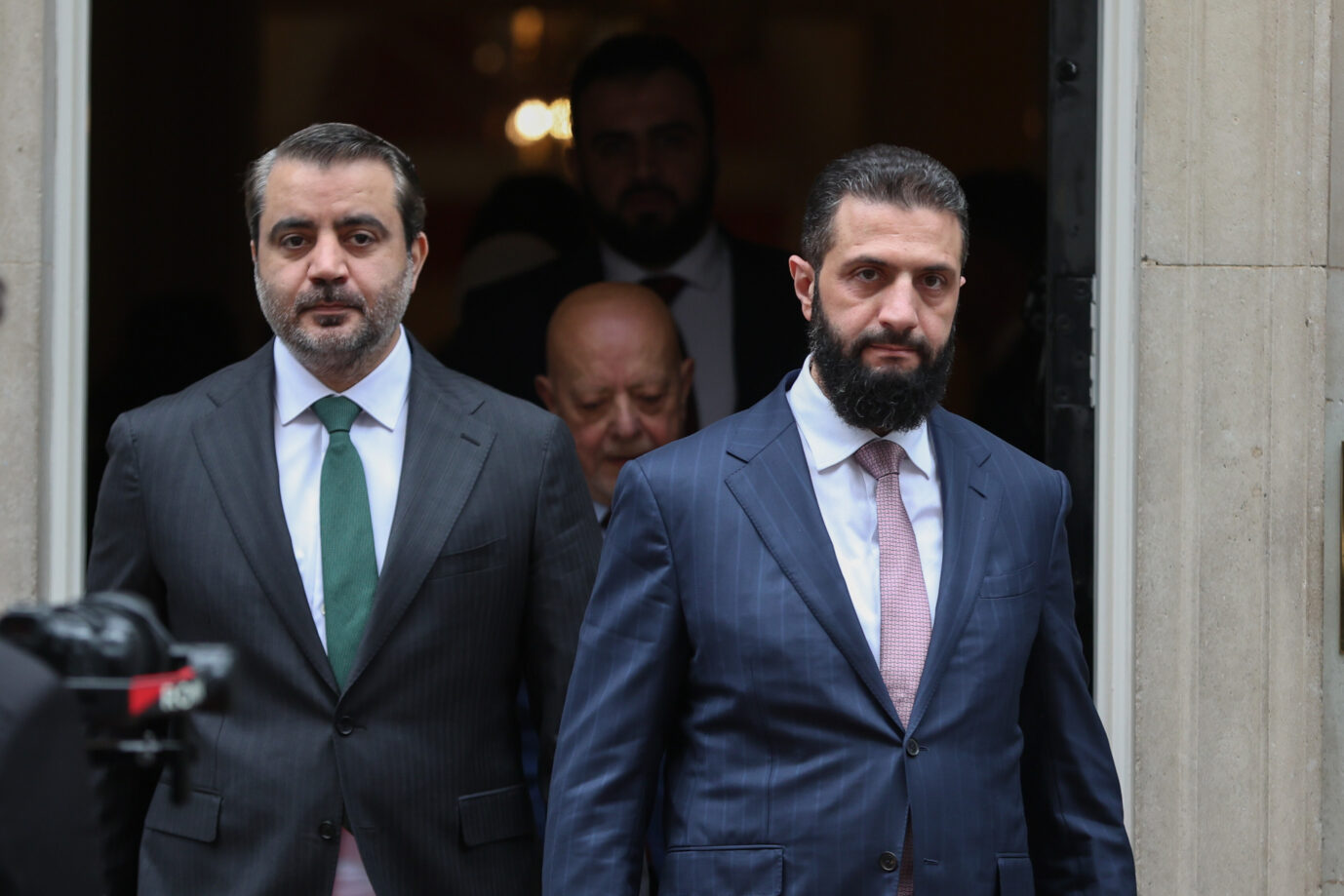Der syrische Präsident Ahmed al-Sharaa (rechts), begleitet vom syrischen Außenminister Asaad al-Shaibani (links), verläßt die Downing Street 10 nach einem Treffen mit dem britischen Premierminister Keir Starmer. Foto: picture alliance / ZUMAPRESS.com | Zeynep Demir Aslim
