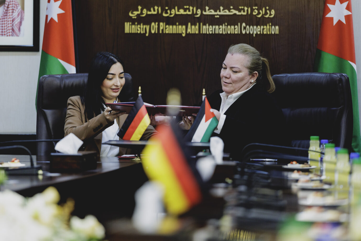 Entwicklungshilfeministerin Reem Alabali Radovan (SPD) mit der jordanischen Ministerin für Planung und Internationale Zusammenarbeit, Zeina Toukan (r.): Die SPD-Politikerin verteilt munter Steuergeld im Ausland, das als Entwicklungshilfe firmiert. Foto: picture alliance / BMZ/photothek.de | Florian Gaertner