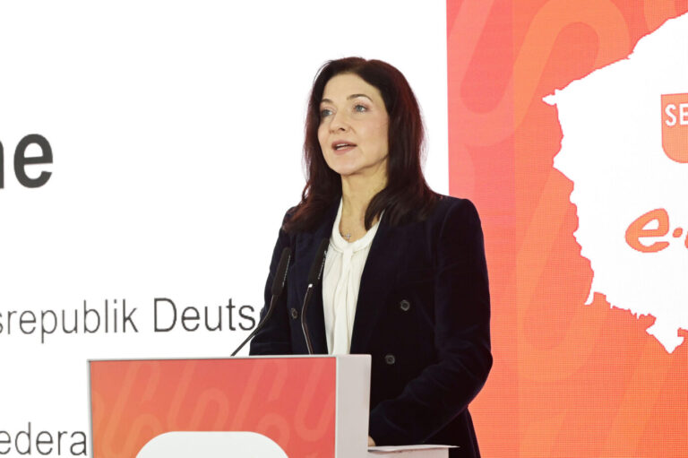 Katherina Reiche beim feierlichen Spatenstich des Projekts 'United Heat' - Klimaneutrale Fernwärme für die Europastadt GörlitzZgorzelec an der Kläranlage Görlitz Nord. Görlitz, 31.03.2026. Sie verteidigt die Energiewende.