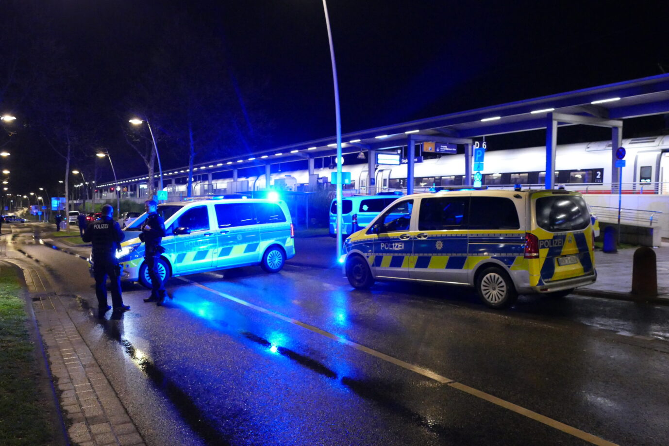 Polizeieinsatz am Bahnhof Siegburg. Ein Mann hat laut Bundespolizei in einem ICE in Nordrhein-Westfalen mit einem Anschlag gedroht und mehrere Menschen leicht verletzt. Es seien sogenannte Softair-Böller explodiert, der Mann sei in Siegburg festgenommen worden, sagte eine Sprecherin der Deutschen Presse-Agentur. Ausländer sind bei Verbrechen in Zügen und Bahnen massiv überrepräsentiert.