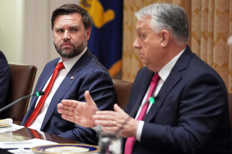 Ungarns Premierminister Viktor Orban (r.) gilt als enger Freund der Regierung von US-Präsident Trump und dessen Vize JD Vance (l.). Foto (Archiv): picture alliance / ASSOCIATED PRESS | Evan Vucci