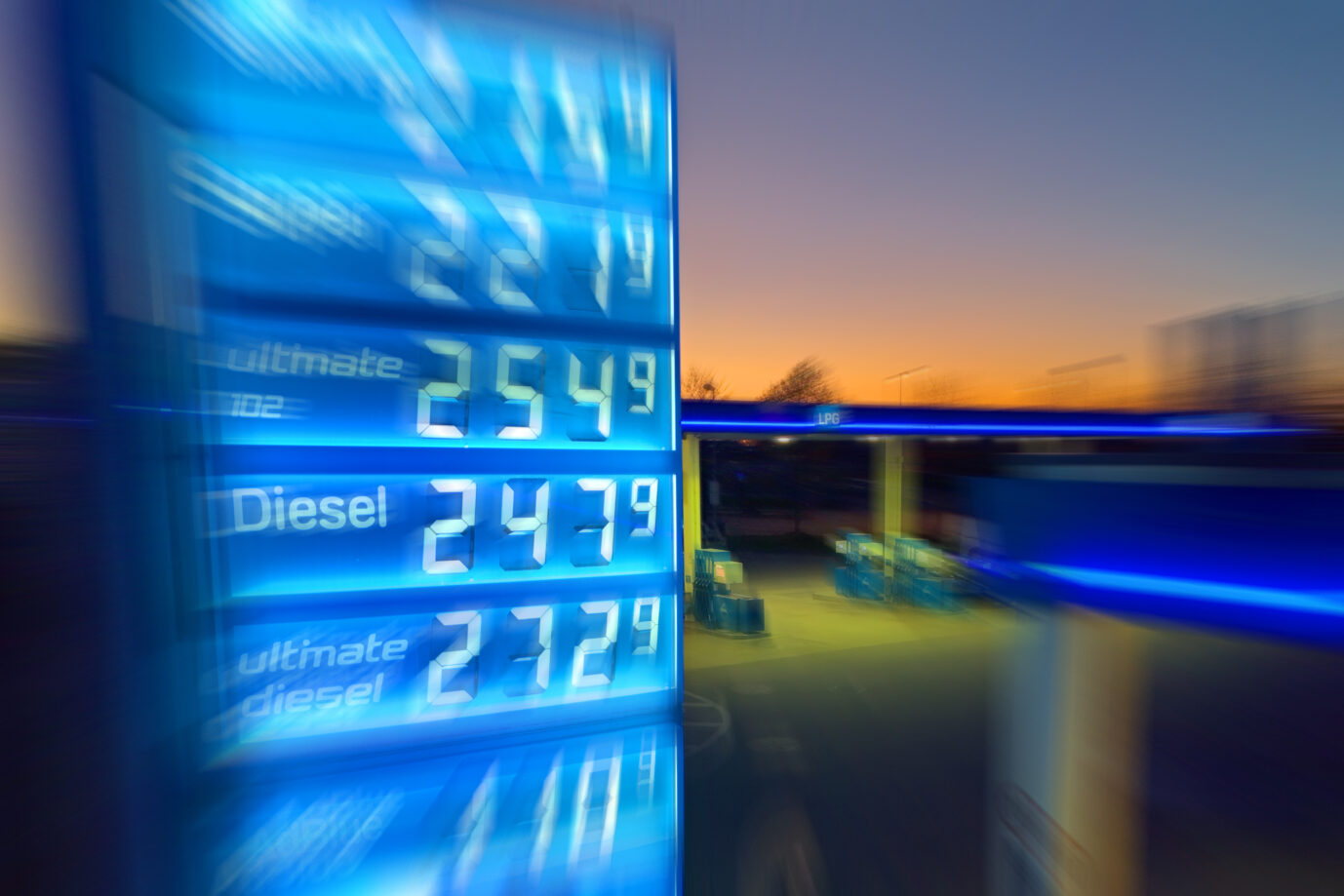 Taeglich neue Rekorde:DIESEL Kraftstoff erreicht historischen Hoechststand am 07.04.2026 an dieser Tankstelle in Muenchen. Spritpreise uebersteigen historische Hoechstwerte. Kein Ende in Sicht-taeglich neue Hoechsstaende beim Tanken. Explodierende Spritpreise wegen Iran Krieg dauern an. Benzinpreise an einer Tankstelle in Muenchen ?