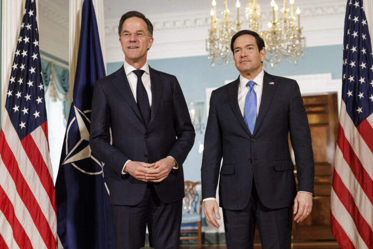 Nato-Generalsekretär Mark Rutte (l.) mit US-Außenminister Marco Rubio am 8. April 2026 im Außenministerium in Washington. Foto: picture alliance / newscom | NATO