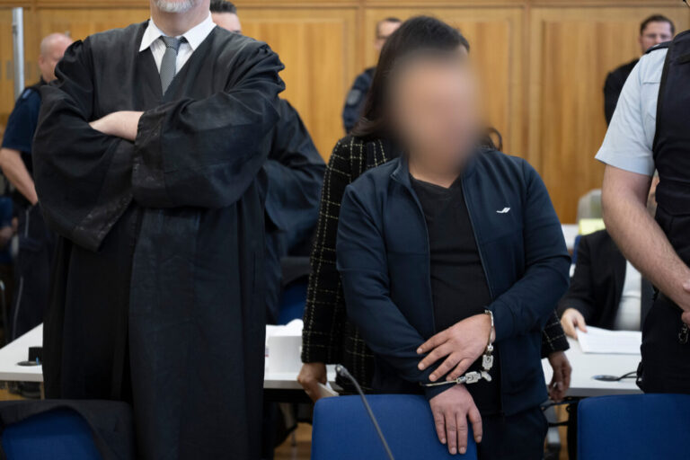 Fünf Angeklagte, darunter Inhaber von zwei Fahrschulen, sollen über ein Netzwerk Doppelgänger vermittelt haben. Diese sollen dann gegen Bezahlung Führerscheinprüfungen für andere abgelegt haben. Foto: picture alliance/dpa | -