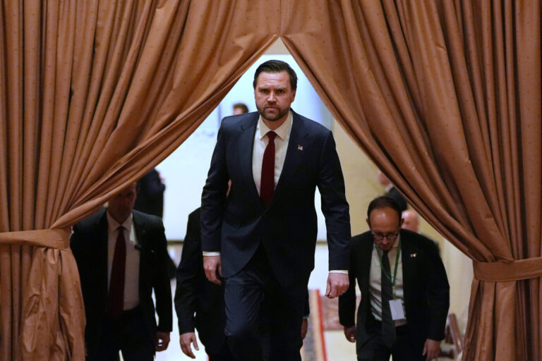 U.S. Vice President JD Vance arrives for a meeting with Pakistan's Prime Minister Shehbaz Sharif in Islamabad, Pakistan, for talks about Iran on Saturday, April 11, 2026. Er kritisierte den Papst. (AP Photo/Jacquelyn Martin, Pool)