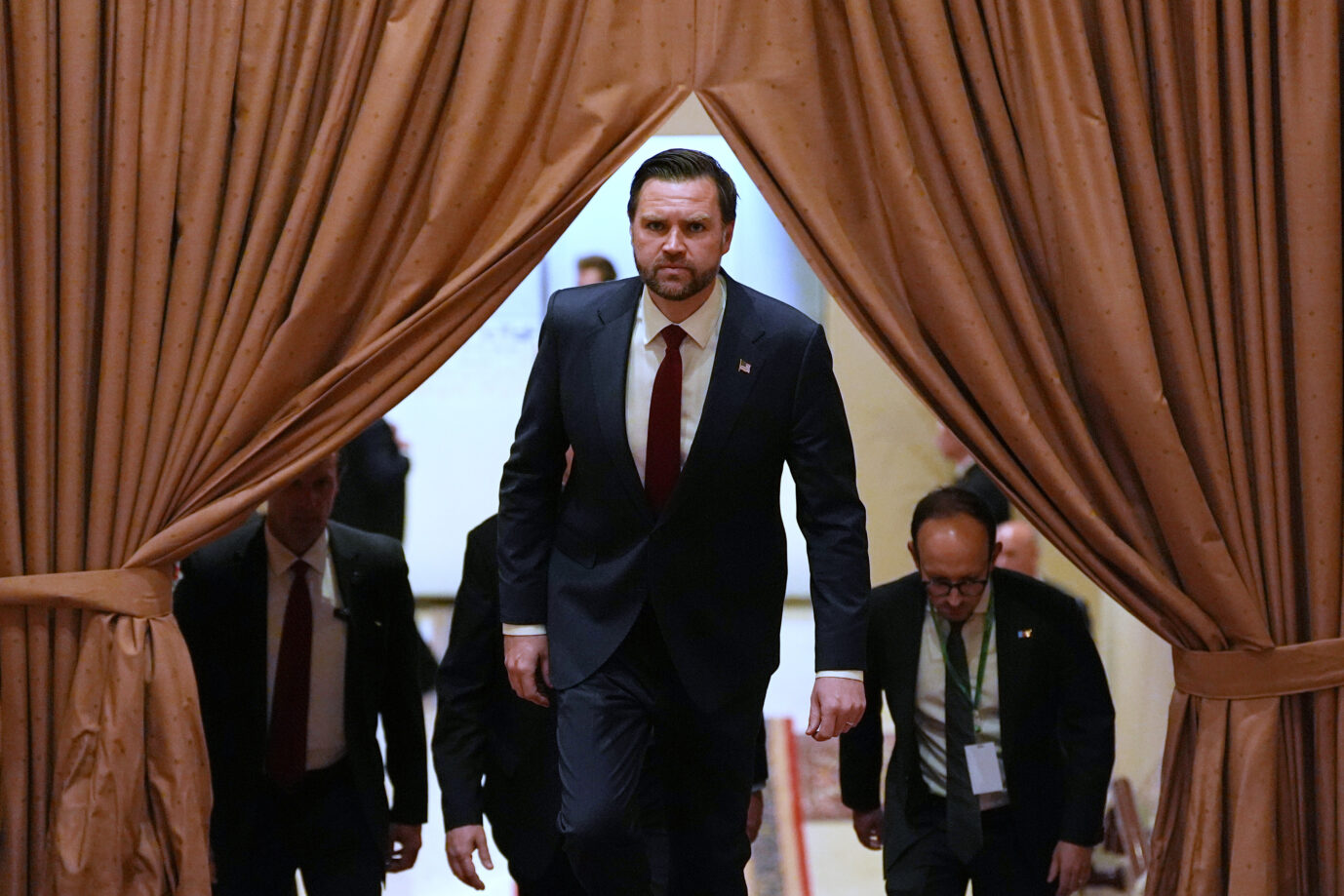 U.S. Vice President JD Vance arrives for a meeting with Pakistan's Prime Minister Shehbaz Sharif in Islamabad, Pakistan, for talks about Iran on Saturday, April 11, 2026. Er kritisierte den Papst. (AP Photo/Jacquelyn Martin, Pool)