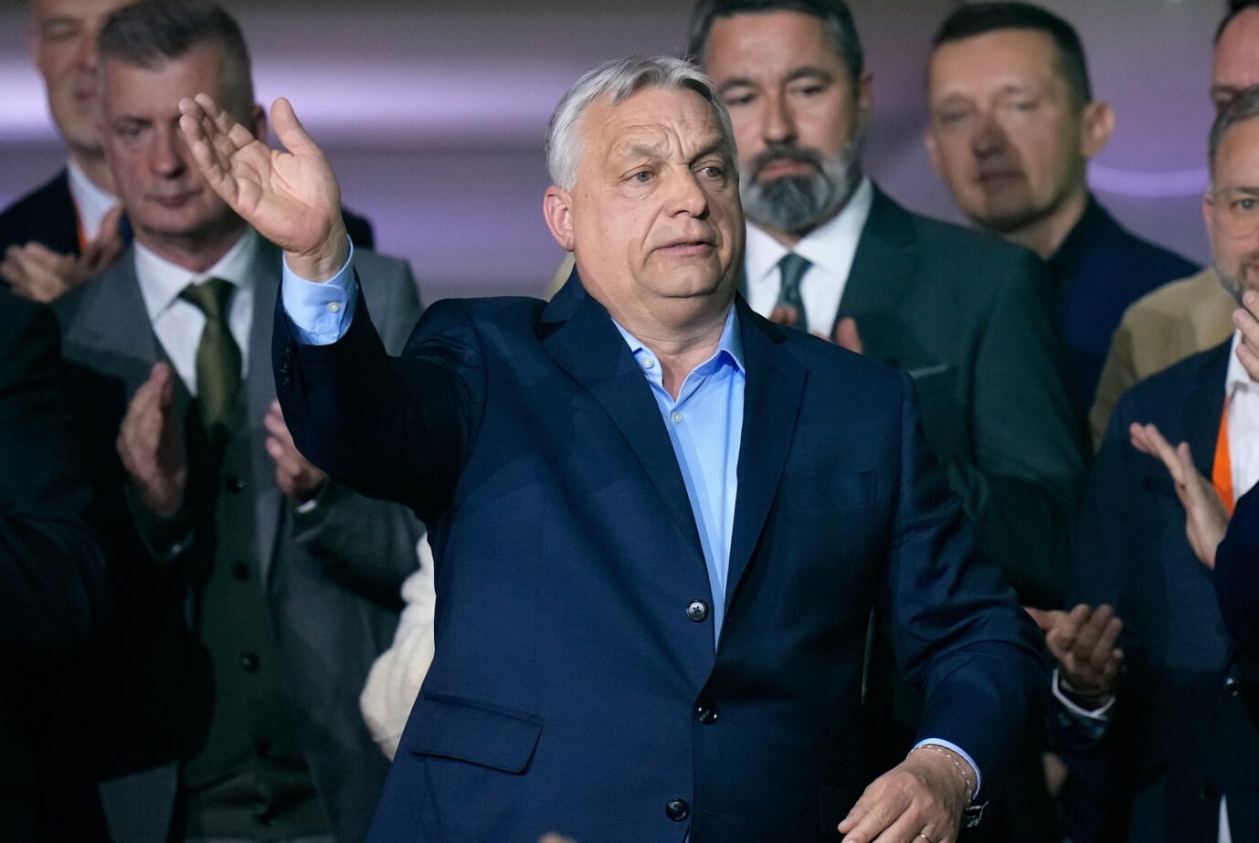 Ungarns Ministerpräsident Viktor Orbán verabschiedet sich am Wahlabend vor seinen Anhängern von seinem Amt.