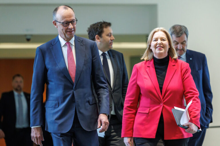 Schwarz-Rot. Kanzler Friedrich Merz und Arbeitsministerin Bärbel Bas stellen nach langem Koalitionsstreit das Entlastungspaket vor. Foto: picture alliance / Andreas Gora | Andreas Gora