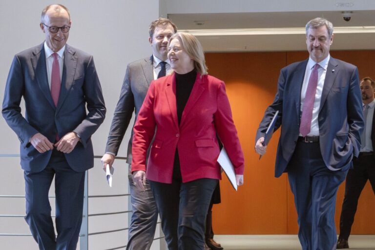 Da lachen die Parteichefs noch, jetzt kommt Kritik von SPD-Abgeordneten: Friedrich Merz (CDU), Lars Klingbeil, Bärbel Bas (beide SPD) und Markus Söder (CSU)Da lachen die Parteichefs noch, jetzt kommt Kritik von SPD-Abgeordneten: Friedrich Merz (CDU), Lars Klingbeil, Bärbel Bas (beide SPD) und Markus Söder (CSU) nach dem beschlossenen Tankrabatt.