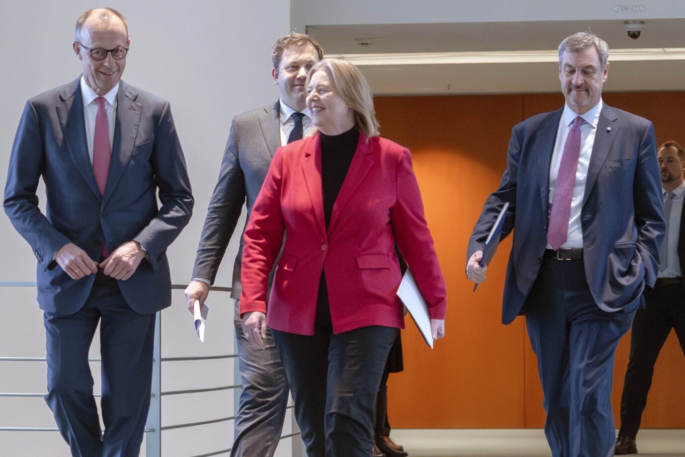 Da lachen die Parteichefs noch, jetzt kommt Kritik von SPD-Abgeordneten: Friedrich Merz (CDU), Lars Klingbeil, Bärbel Bas (beide SPD) und Markus Söder (CSU)Da lachen die Parteichefs noch, jetzt kommt Kritik von SPD-Abgeordneten: Friedrich Merz (CDU), Lars Klingbeil, Bärbel Bas (beide SPD) und Markus Söder (CSU) nach dem beschlossenen Tankrabatt.